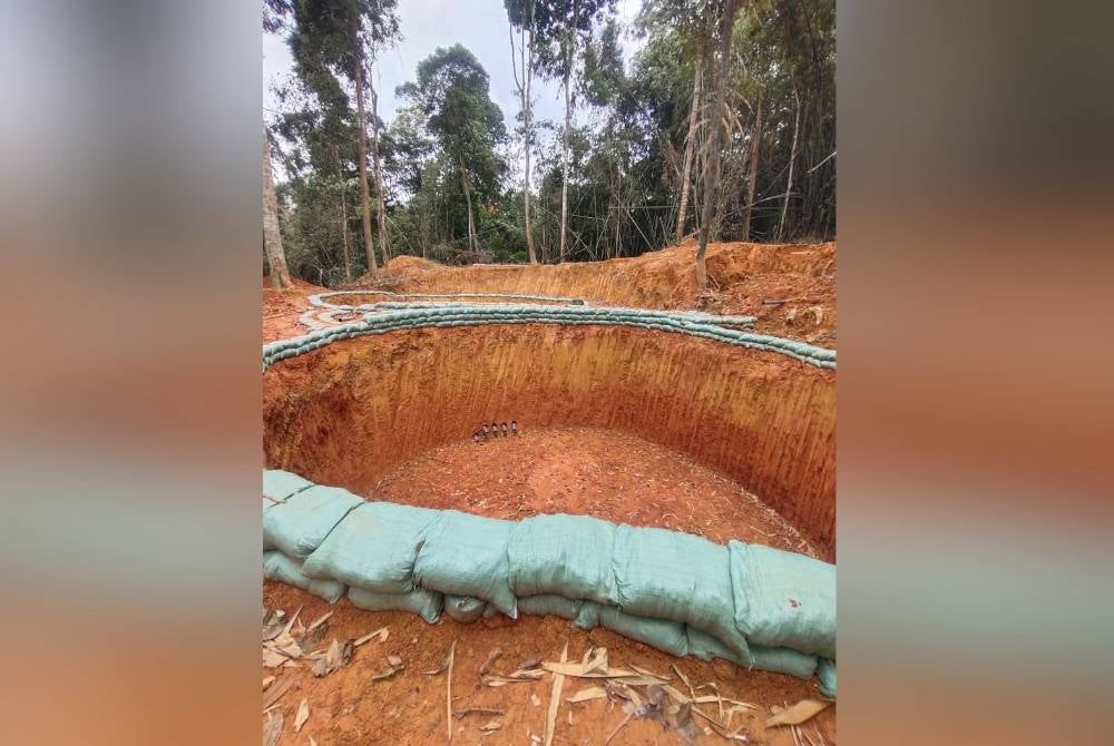 
Kolam yang digali dipercayai untuk mendapatkan REE. - Foto JPNP