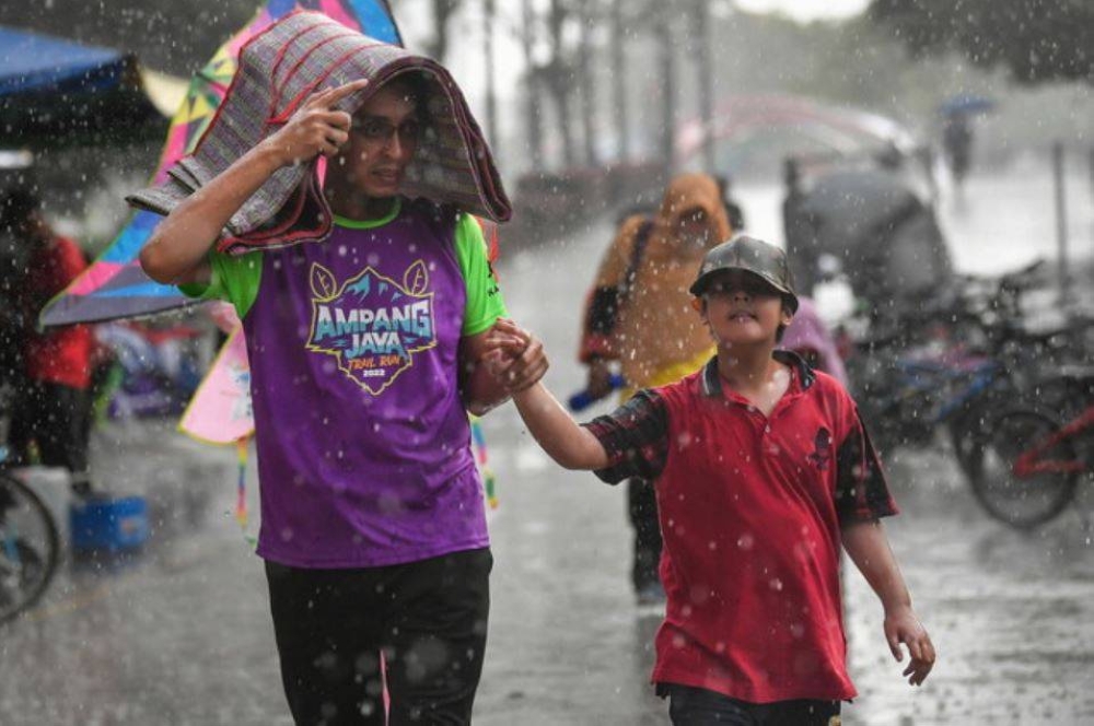 Semasa fasa peralihan monsun, negara akan menerima tiupan angin lemah dari pelbagai arah yang kondusif untuk kejadian ribut petir, lazimnya membawa hujan lebat berserta angin kencang. - Foto hiasan/Bernama