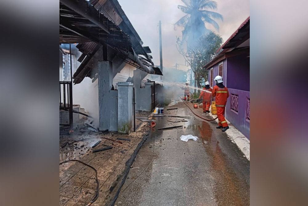 Anggota bomba bertungkus-lumus memadam kebakaran.