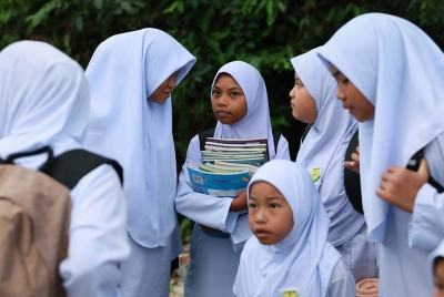 Murid-murid Sekolah Kebangsaan Lintang, Jerangau hadir ke sekolah bagi memulakan sesi persekolahan 2023/2024 pada Ahad. - Gambar hiasan. Foto: Bernama