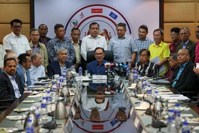 Anwar mempengerusikan mesyuarat Sekretariat Kerajaan Perpaduan di Menara Dato Onn Kuala Lumpur malam Ahad. - Foto: Bernama