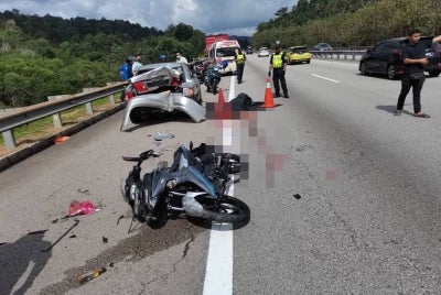 Polis mengawal lalu lintas di lokasi kemalangan berkenaan. - Foto: Polis Daerah Batu Pahat