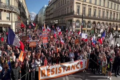 Penunjuk perasaan mendesak Perancis menarik diri daripada NATO dan menghentikan penghantaran senjata ke Ukraine serta-merta. - Foto: Agensi