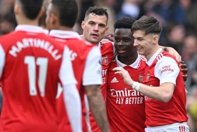 Saka (dua dari kanan) menyumbat dua gol ketika membantu Arsenal mengalahkan Palace 4-1. - Foto AFP