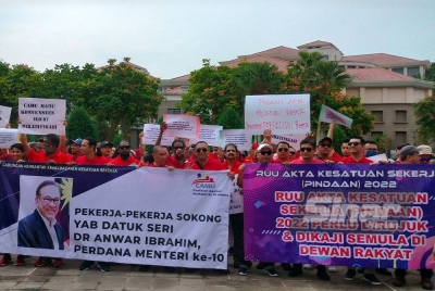 Kira-kira 500 ahli CAMU berkumpul di hadapan bangunan Perdana Putra bagi menyertai penyerahan memorandum kepada Perdana Menteri.