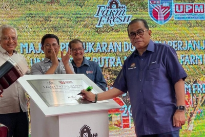 Mohamed Khaled menandatangani plak sebagai simbolik merasmikan (ICOE) Tenusu.