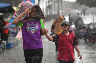 Semasa fasa peralihan monsun, negara akan menerima tiupan angin lemah dari pelbagai arah yang kondusif untuk kejadian ribut petir, lazimnya membawa hujan lebat berserta angin kencang. - Foto hiasan/Bernama