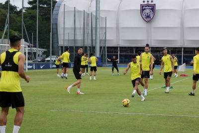 Pemain Harimau Malaya giat jalani sesi latihan menjelang perlawanan persahabatan menentang Turkmenistan dan Hong Kong di Pusat Latihan JDT. - Foto Bernama