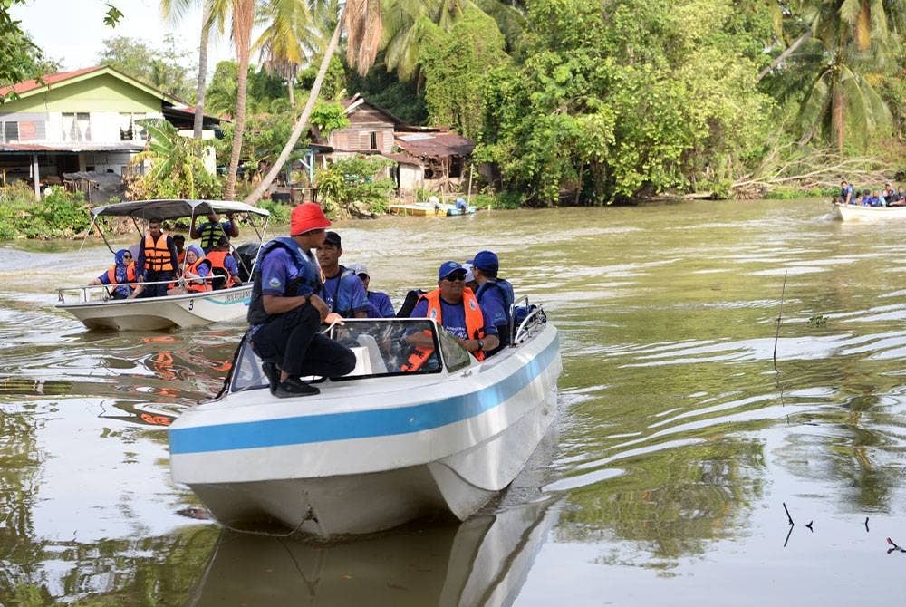 Muhammad Sanusi menelusur Sungai Kedah untuk meninjau keadaan sungai itu berhampiran Wisma Darul Aman, Alor Setar pada Selasa.