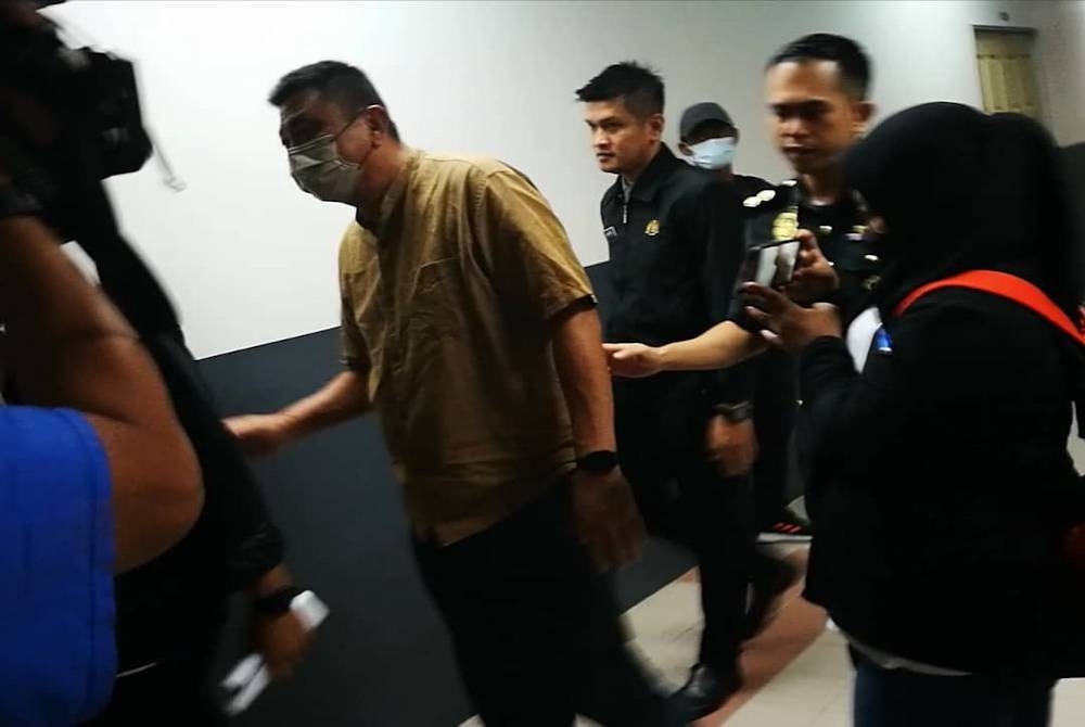 Chib Chan diiringi polis setelah keluar dari mahkamah, pada Selasa.