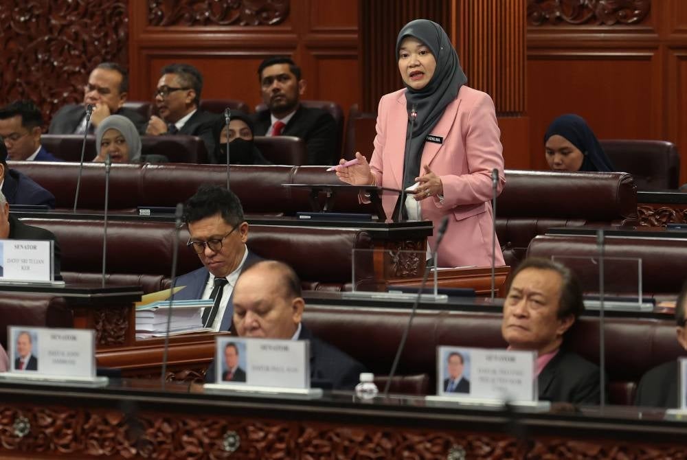 Fadhlina menjawab soalan pada Waktu Pertanyaan-Pertanyaan Menteri sempena Persidangan Dewan Negara di Bangunan Parlimen hari ini. - Foto Bernama