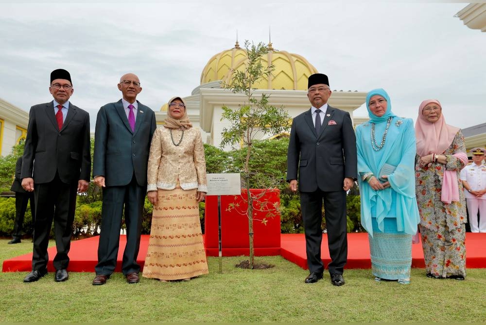Al-Sultan Abdullah (tiga dari kanan) dan Tunku Azizah (dua dari kanan) berkenan bergambar bersama Halimah (tiga dari kiri) dan suami Mohamed Abdullah (dua dari kiri) selepas menyempurnakan Majlis Penanaman Pokok Gelam di pekarangan Istana Negara hari ini. Turut hadir Anwar dan isteri, Wan Azizah. - Foto Bernama
