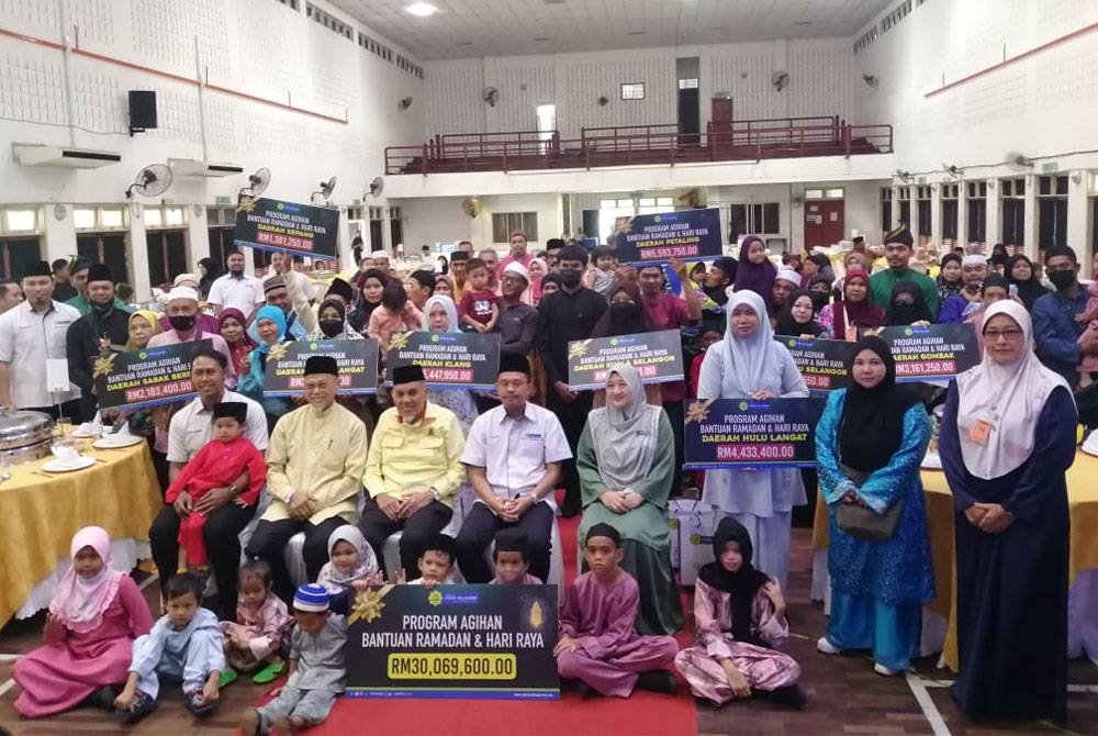 Mohd Sabirin (tengah) bergambar bersama penerima.