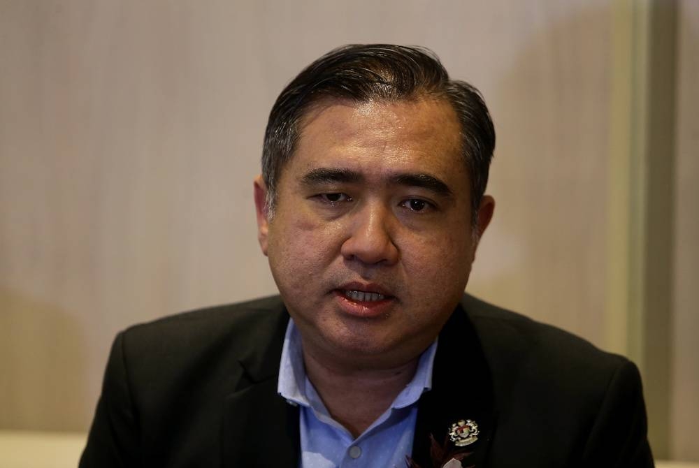 Menteri Pengangkutan Anthony Loke ketika sidang media pada Majlis Perasmian Plaza Premium Lounge di Lapangan Terbang Antarabangsa Kuala Lumpur (KLIA) hari ini.