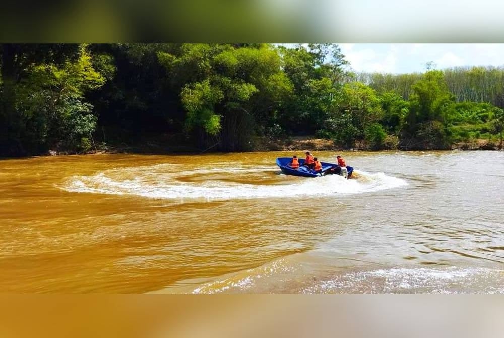 Seorang lelaki ditemukan lemas semasa memancing dan mandi di Sungai Lebir, Manek Urai, Kuala Krai pada Selasa.