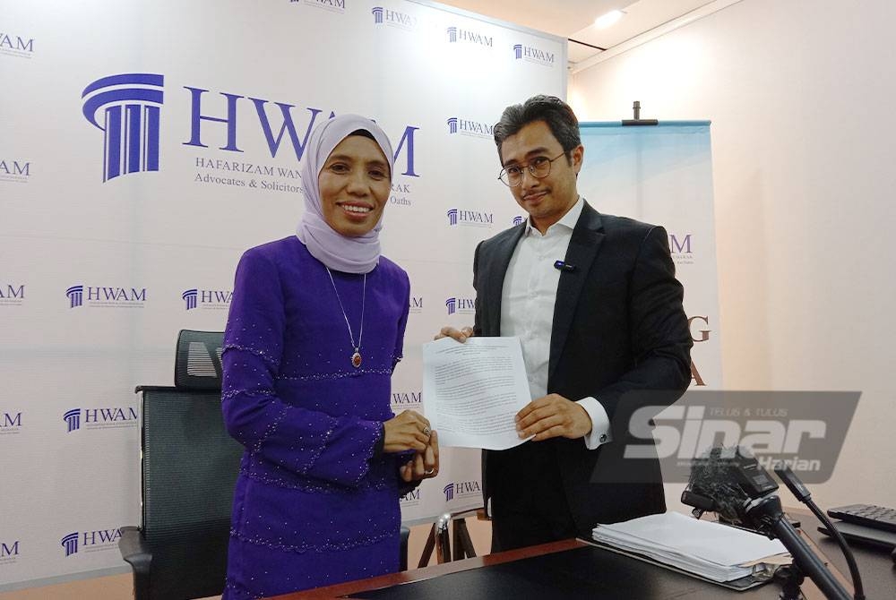 Zuriati (kiri) bersama peguamnya, Wan Azmir ketika sidang media di Menara Dato Onn pada Selasa.