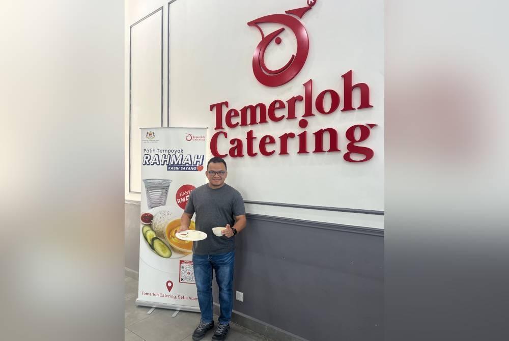 Khairul Izwandy menunjukkan set Patin Tempoyak Rahmah Kasih Sayang.