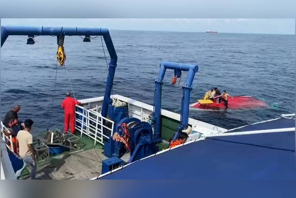 Situasi cemas ketika ketiga-tiga nelayan diselamatkan oleh kru kapal RV Discovery milik Universiti Malaysia Terengganu (UMT).