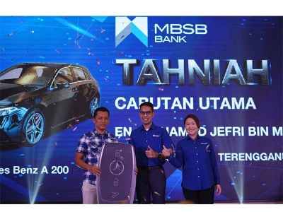 Mohamad Jefri (kiri) diumumkan sebagai pemenang dengan meraih hadiah Mercedes Benz A200 bernilai RM250,000 hasil simpanannya sebanyak RM20,000 di MBSB Bank.