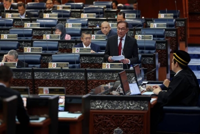 Anwar yang juga Menteri Kewangan ketika Waktu Pertanyaan-pertanyaan Menteri pada Mesyuarat Pertama Penggal Kedua Parlimen ke-15 di Bangunan Parlimen hari ini. - Foto Bernama