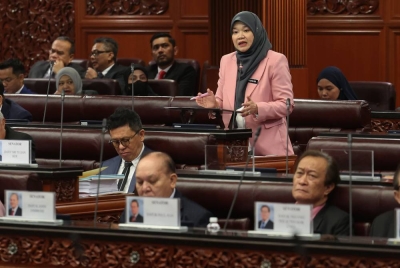 Fadhlina menjawab soalan pada Waktu Pertanyaan-Pertanyaan Menteri sempena Persidangan Dewan Negara di Bangunan Parlimen hari ini. - Foto Bernama