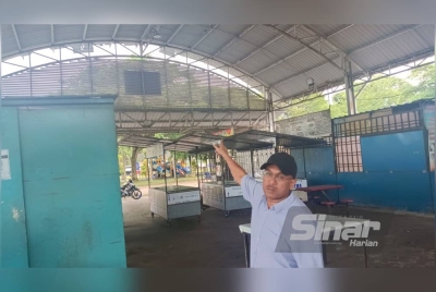 Syed Othman menunjukkan kerosakan bumbung di kawasan Kebayan dan Semai Niaga.