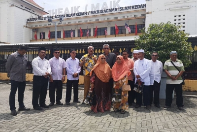 Mahfuz (lima dari kiri) dan Ismail (enam dari kanan) bersama pemimpin Amanah Kedah selepas menyerahkan memo bantahan khutbah Jumaat kempen politik kepartian kepada JHEAIK di Alor Setar pada Selasa.