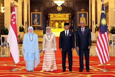 Yang di-Pertuan Agong Al-Sultan Abdullah Ri'ayatuddin Al-Mustafa Billah Shah (dua, kanan) dan Raja Permaisuri Agong Tunku Hajah Azizah Aminah Maimunah Iskandariah (kiri) berkenan bergambar bersama Presiden Singapura Halimah Yacob (dua, kiri) dan suaminya Mohamed Abdullah AlHabshee ketika Istiadat Sambutan Lawatan Negara di Istana Negara. - Foto Bernama.