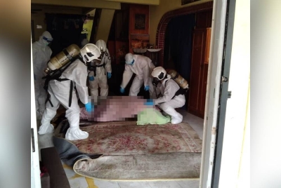 Anggota bomba mengangkat mayat lelaki dipercayai telah meninggal dunia selama beberapa hari di Taman Paling Jaya pada Selasa.