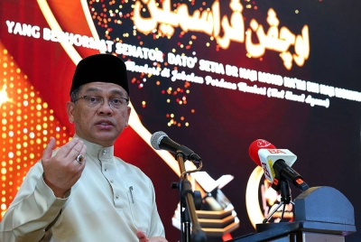 Menteri di Jabatan Perdana Menteri (Hal Ehwal Agama) Senator Datuk Dr Mohd Na'im Mokhtar berucap pada Pelancaran Sambutan Ihya' Ramadan Peringkat Kebangsaan bagi Tahun 2023 di Masjid Tuanku Mizan Zainal Abidin. - Foto Bernama.