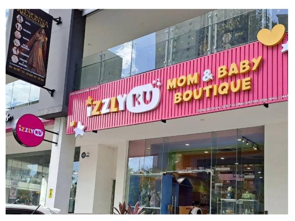 Butik pertama Izzlyku.