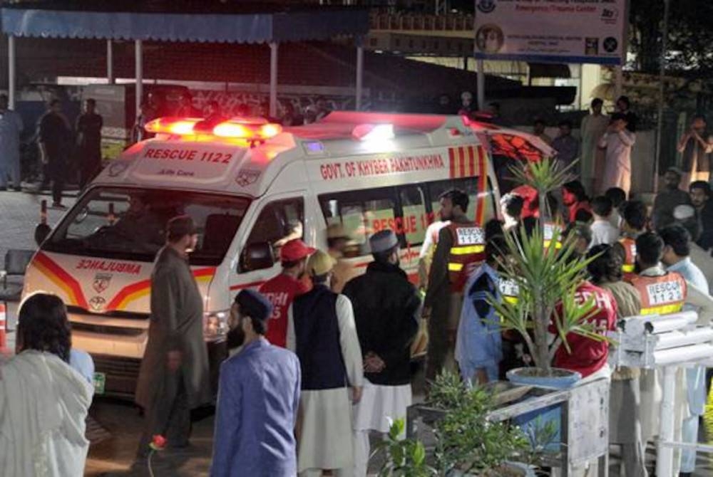 Pasukan penyelamat membawa mangsa gempa bumi menaiki ambulans ke sebuah hospital di Saidu Sharif. - Foto AP