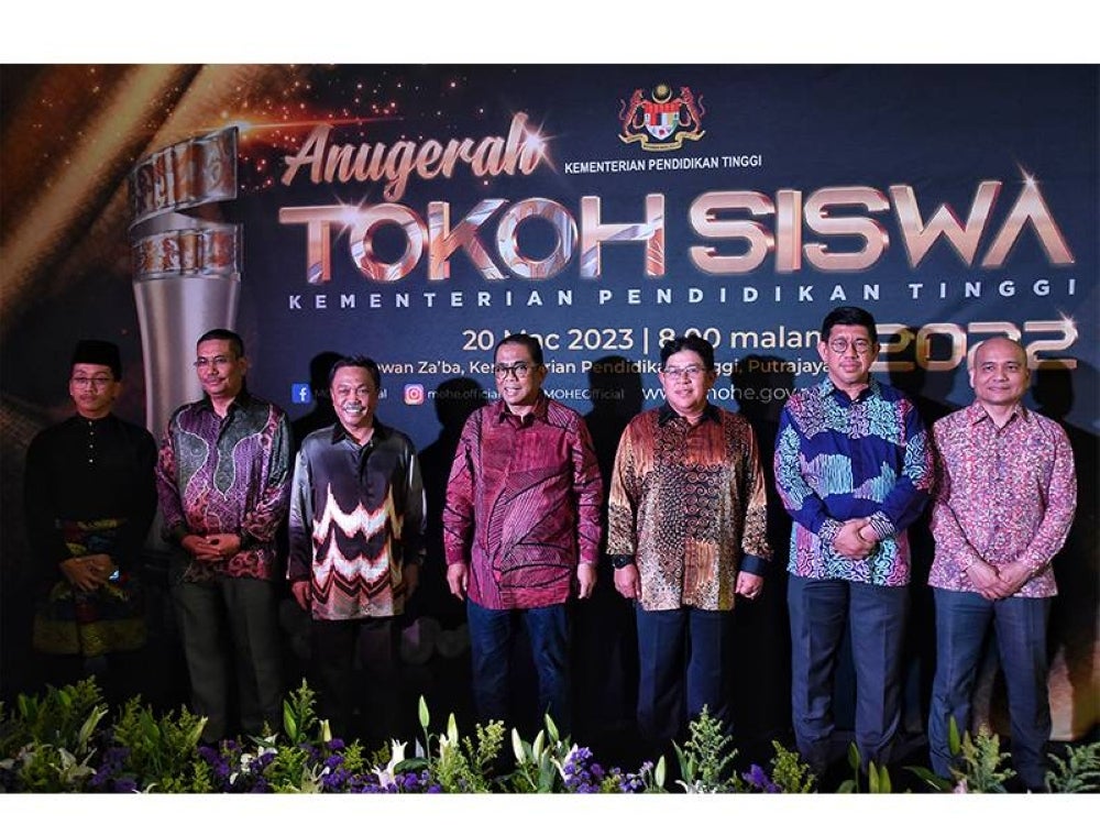 Mohamed Khaled (tengah) bersama tetamu kehormat pada majlis Anugerah Tokoh Siswa 2022.