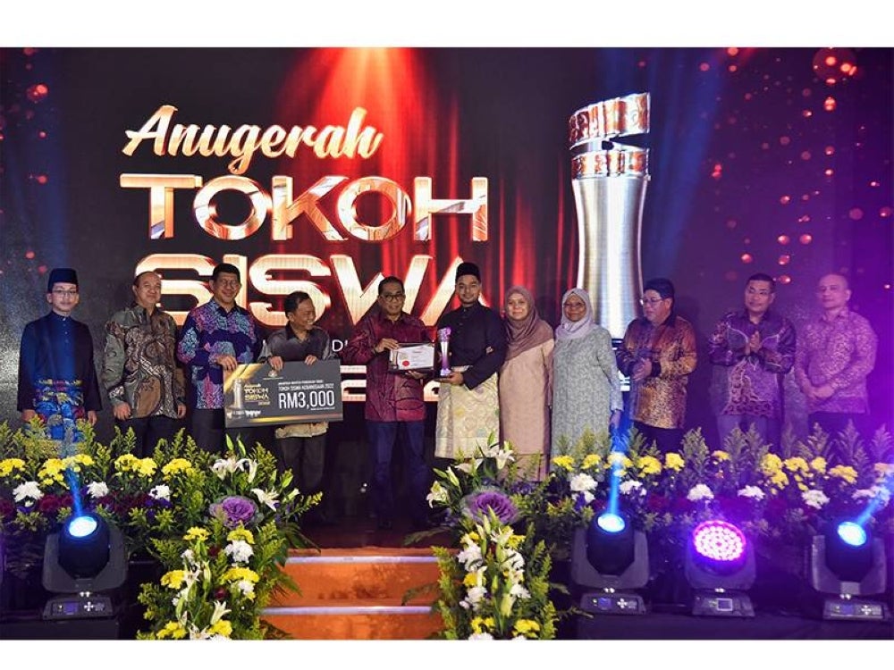 Mohamed Khaled (lima dari kiri) menyerahkan trofi, sijil penghargaan dan wang berjumlah RM3,000 kepada penerima Anugerah Tokoh Siswa Kebangsaan 2022, Mifzal Salihin dari Universiti Malaya.