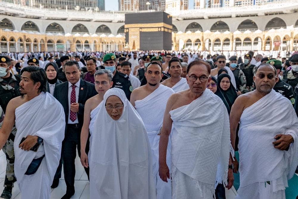 Anwar, Wan Azizah serta deligasi Malaysia selesai menunaikan ibadah umrah di Mekah. Foto: FB Anwar