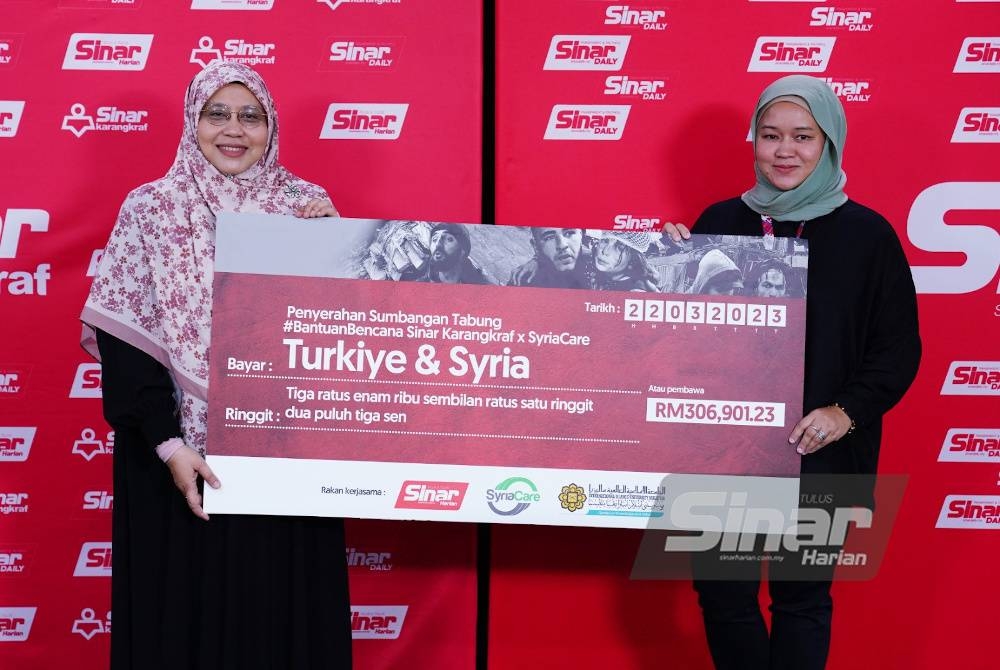 Farah menyerahkan mock cheque Tabung #BantuanBencana Sinar Karangkraf x SyriaCare yang berjaya mengumpul sebanyak RM306,901.23