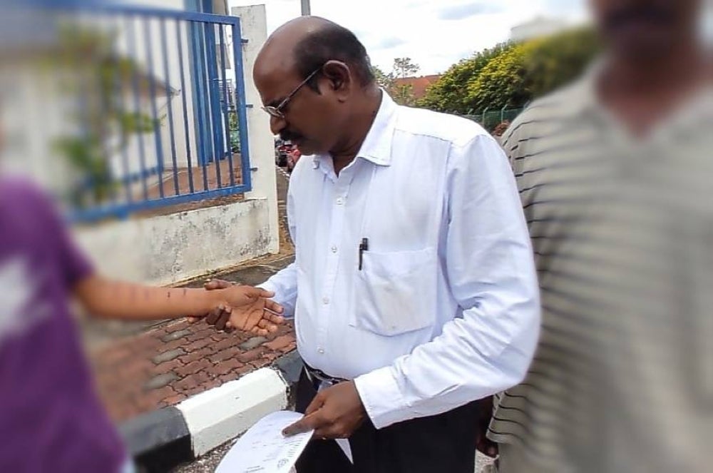 Gunasekaran melihat kecederaan pada tangan remaja berkenaan. 