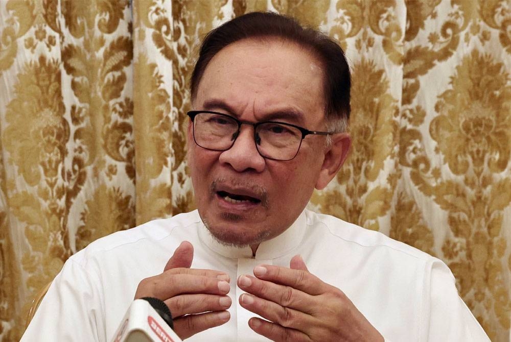 Anwar mengadakan sidang media selepas pertemuan dengan Setiausaha Agung Persatuan Kerjasama Islam (OIC) Hissein Brahim Taha. - Foto Bernama