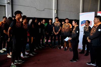 Sharon (tiga dari kanan) memberikan kata-kata semangat kepada atlet olahraga ketika lawatan bagi melihat persiapan kontinjen negara menjelang Sukan SEA Kemboja 2023 di Majlis Sukan Negara, 15 Mac lalu.