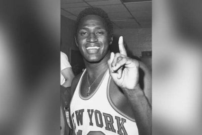 Reed ketika meraikan kemenangan Knicks menentang Los Angeles Lakers 113-99 di New York pada 8 Mei, 1970. - Foto AP