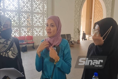 Puteri Sarah tiba di Kompleks Mahkamah Syariah pada jam 10.59 pagi Rabu.