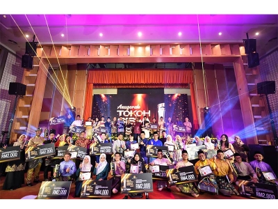 Penerima-penerima Anugerah Tokoh Siswa 2022 bergambar dengan Mohamed Khaled dan tetamu kehormat lain selepas sesi penganugerahan di Dewan Za’ba KPT, pada Isnin.