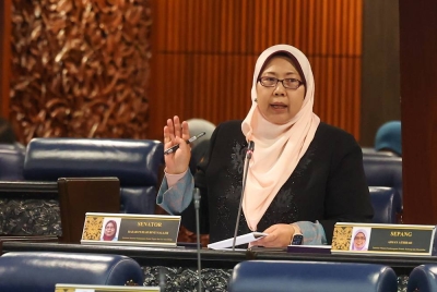 Fuziah menjawab pertanyaan ketika sesi soal jawab lisan pada Mesyuarat Pertama Penggal Kedua Parlimen ke-15 di Bangunan Parlimen pada Rabu. - Foto Bernama