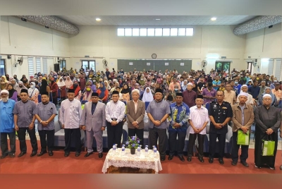 Ahmad Zakiyuddin (tengah) bergambar bersama sebahagian penerima bantuan Nur Ramadan anjuran ZPP.