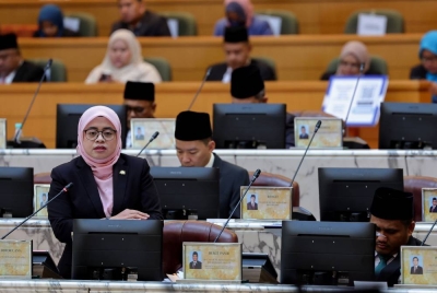 Norlizah menyampaikan ucapan penggulungan pada Persidangan Kedua Dewan Undangan Negeri ke-15 di Bangunan Sultan Ismail, Kota Iskandar hari ini. - Foto Bernama