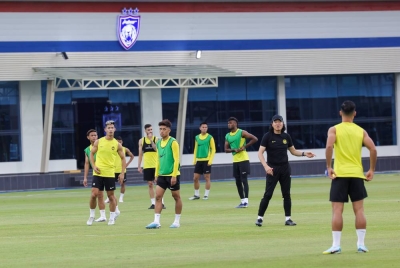 Kim Pan-gon (dua dari kanan) memberi arahan kepada pemain Harimau Malaya pada sesi latihan Pasukan Harimau Malaya menjelang perlawanan persahabatan menentang Turkmenistan dan Hong Kong di Pusat Latihan JDT pada Ahad. - Foto Bernama