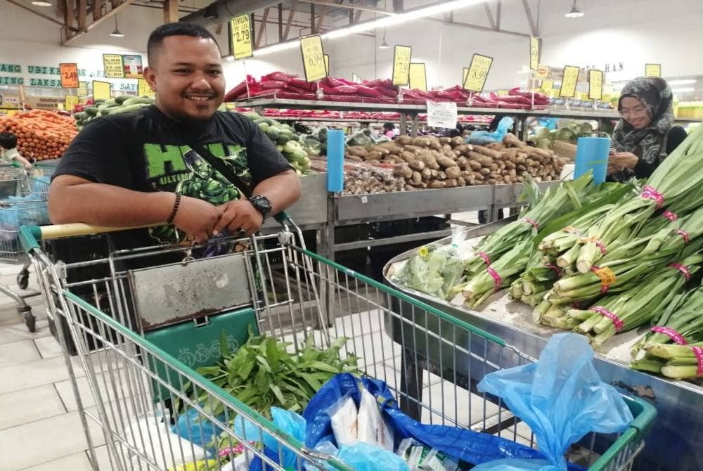 Mohd Syahrizal bersama iateri membeli bahan basah untuk persiapan Ramadan