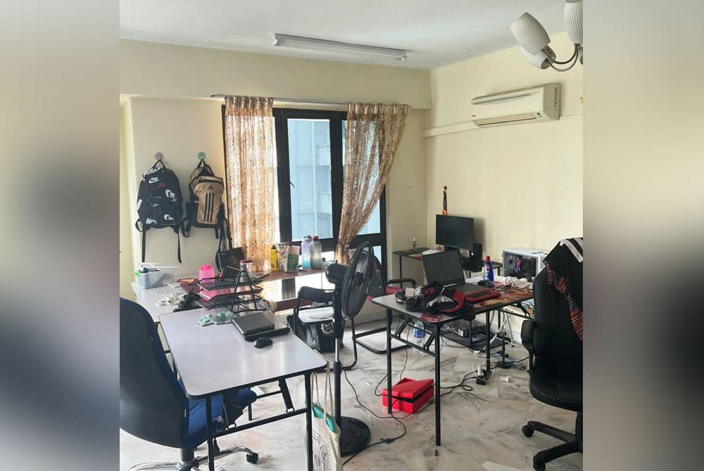 Keadaan ruang tamu rumah sewa yang dijadikan tempat belajar pelajar sebuah universiti di ibu kota.