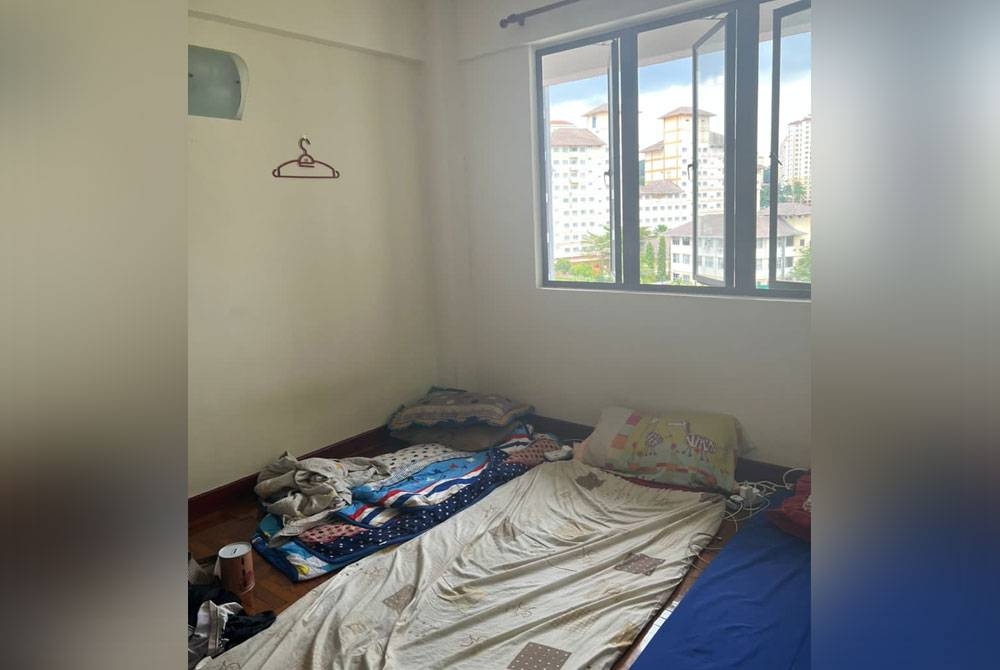 Keadaan bilik sewa yang kosong, tidak dilengkapi katil dan almari.