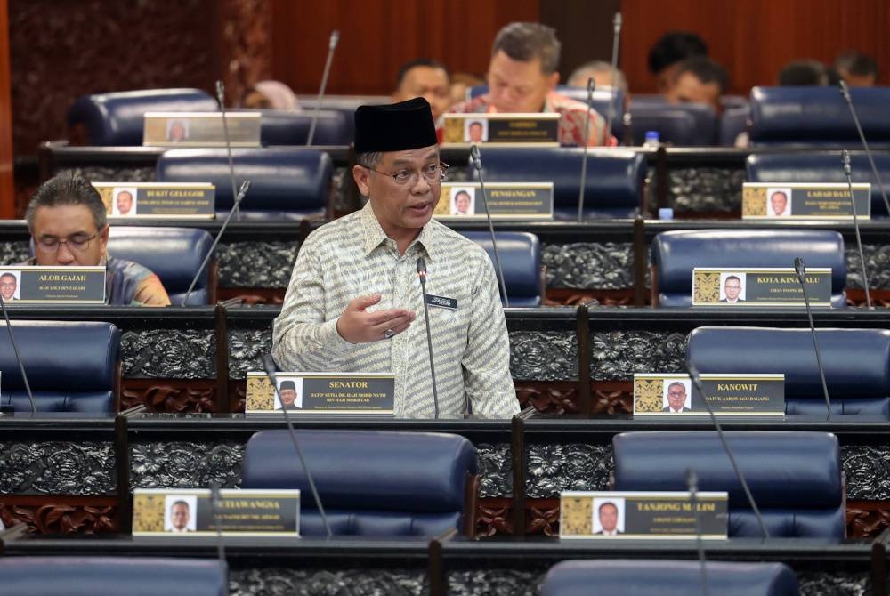 Mohd Na'im ketika sesi soal jawab pada Mesyuarat Pertama Penggal Kedua Parlimen ke-15 di Bangunan Parlimen pada Khamis. - Foto Bernama